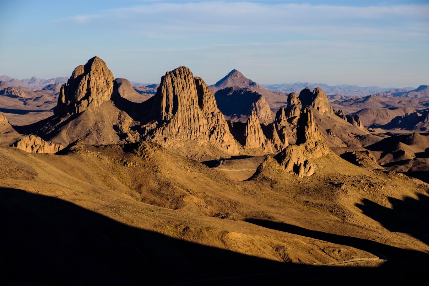 Pics volcaniques de l'Atakor au crépuscule, Hoggar