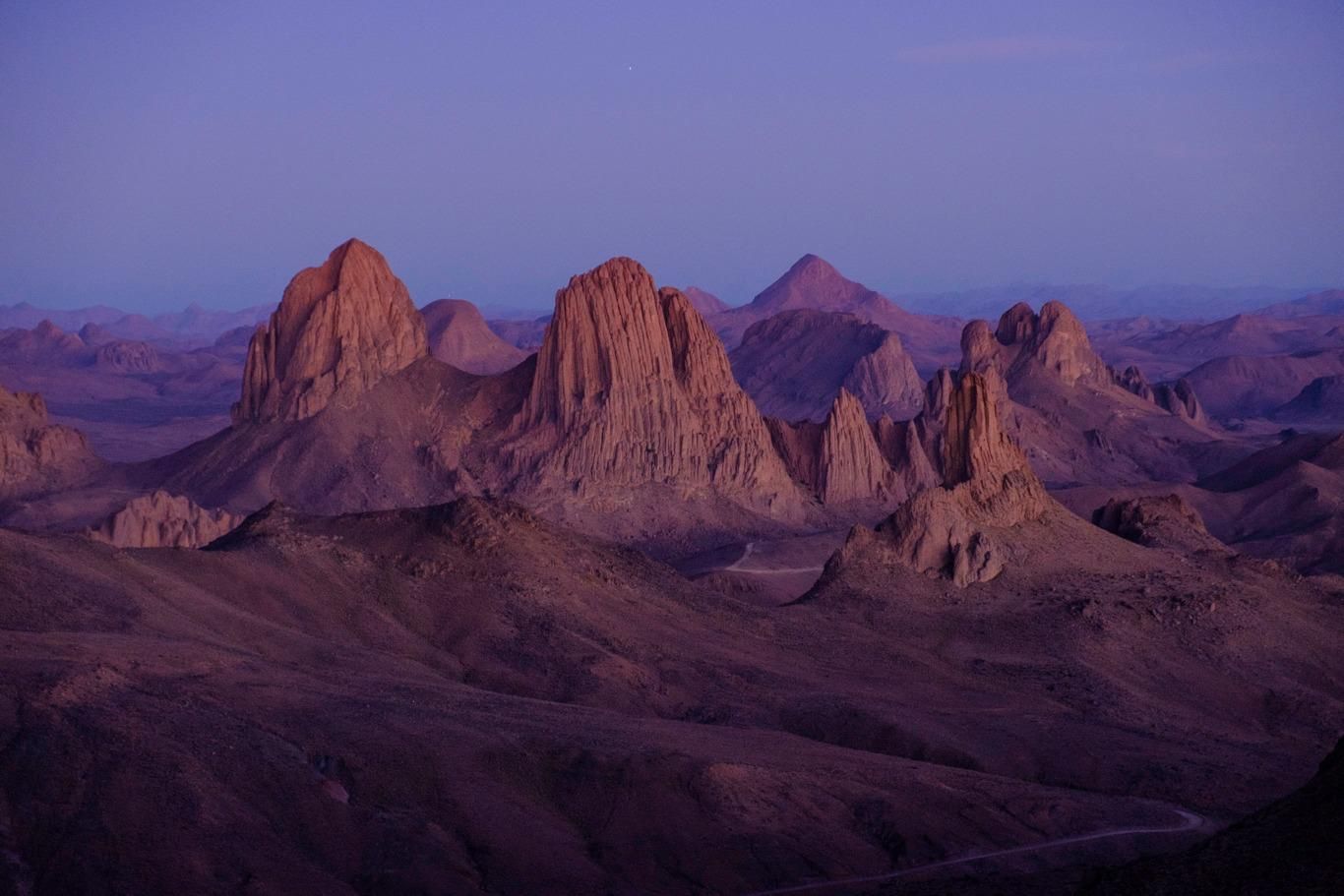 Pics volcaniques de l'Atakor au crépuscule, Hoggar